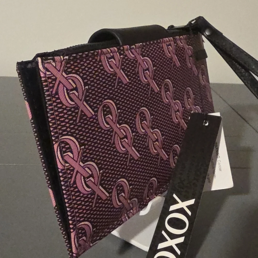 XOXO NWT Monogrammed Large Wristlet - Picture 7 of 9